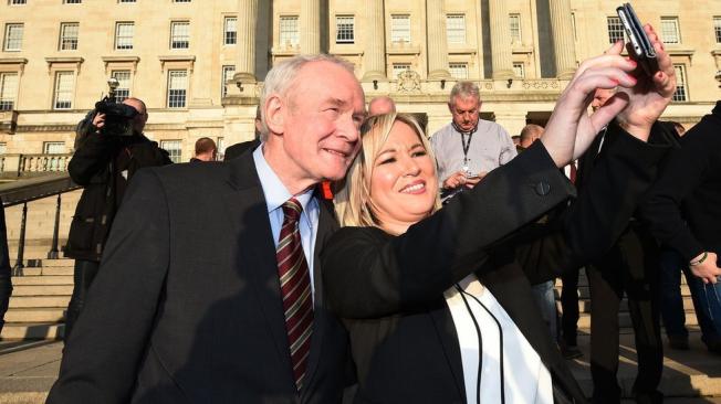 El fallecido Martin McGuinness, fotografiado con Michelle O´Neill, líder del Sinn Fein.