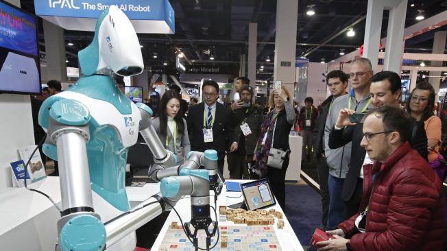 Un hombre juega con un robot del Instituto de Investigación Tecnológica Industrial (Itri) en la inauguración del CES.