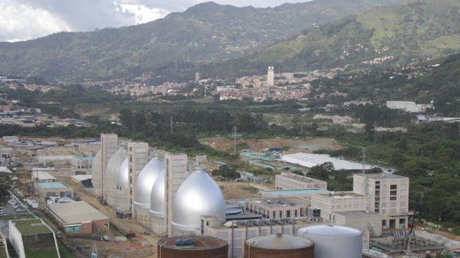 La Planta de Tratamiento de Aguas Residuales (PTAR) de Bello (Antioquia) atenderá el 95 por ciento de las aguas del río Medellín y entrará en operación en marzo de este año, después de presentar más de 2 años de retrasos en sus obras. EPM y el consorcio que desarrollan la obra informaron que esta avanza en un 90 por ciento.