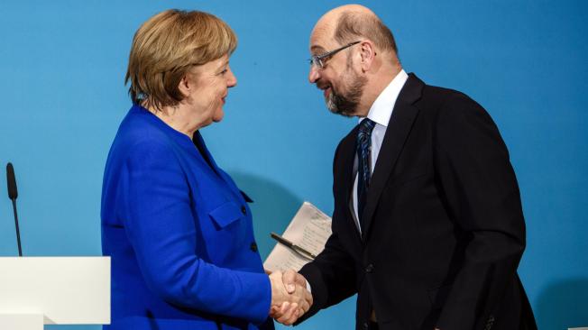La canciller alemana y líder de la Unión Cristianodemócrata, Angela Merkel y el líder del Partido Socialdemócrata (SPD), Martin Schulz, se saludan después de una rueda de prensa tras las negociaciones para formación de Gobierno, en Berlín (Alemania).