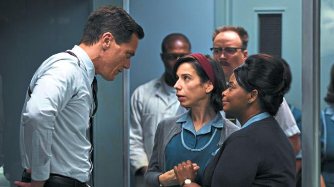 Sally Hawkins (centro), junto a Octavia Spencer (der.) y Michael Shannon (izq.) en una escena de la cinta.