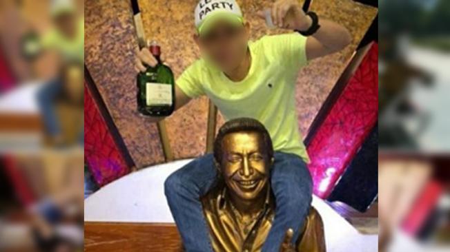 Las fotos obscenas de personas en la estatua de Diomedes Díaz  causa indignación en Valledupar, lugar donde el músico vallenato es un ídolo.