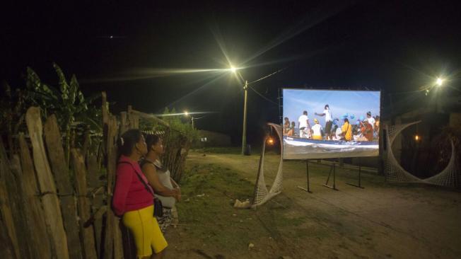 En las playas y sitios públicos de Isla Fuerte se disponen las pantallas gigantes para proyectar películas nacionales e internacionales.
