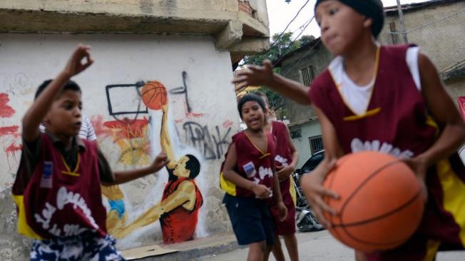 Alberto, como muchos niños en Venezuela, quería dedicarse al baloncesto. Foto genérica de niños jugando en Caracas en 2012. (Foto: Leo Ramírez/AFP/Getty Images).