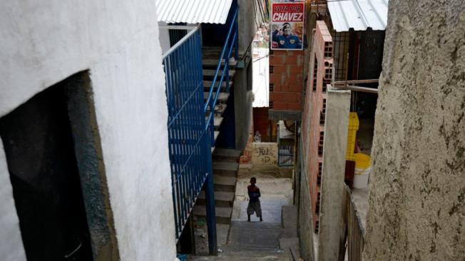 La deserción escolar es uno de los factores que contribuyen a que algunos niños pasen más tiempo en las calles de sus comunidades. (Foto genérica: 2013. Leo Ramírez/AFP/Getty Images).