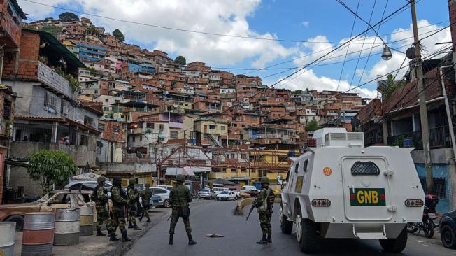 Miembros de la Guardia Nacional participaron en un operativo de seguridad en el vecindario de la Cota 905, en Caracas, en 2015. Ese cuerpo de seguridad se involucró tras enfrentamientos entre bandas y la policía. (Foto: Fedérico Parra/AFP/Getty Images).