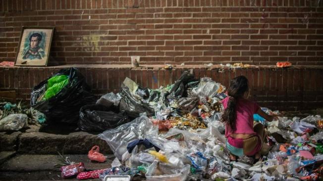 Una niña escarba entre la basura en Caracas, en febrero de 2017. (Foto: Fedérico Parra/AFP/Getty Images).
