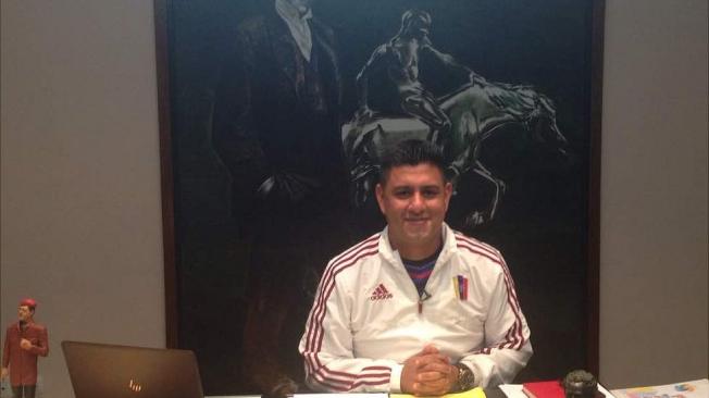 El ministro de Juventud y Deporte, Pedro Infante, en su despacho tras conversar con BBC Mundo (Foto: Dalila Itriago).