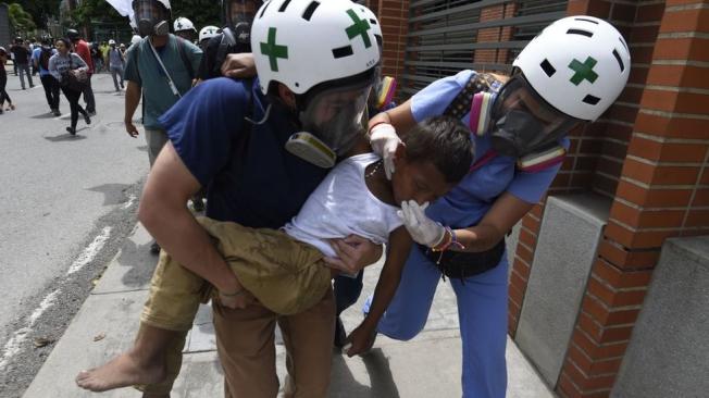 Este niño fue atendido por médicos voluntarios durante una manifestación antigubernamental el 24 de mayo. (Foto: Juan Barreto/AFP/Getty Images).