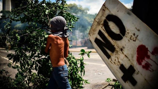 Un niño en una manifestación contra el gobierno del presidente Nicolás Maduro el 8 de agosto 2017. Las protestas habían comenzado en abril tras una polémica sentencia del Tribunal Supremo de Justicia. (Foto: Ronaldo Schemidt/AFP/Getty Images