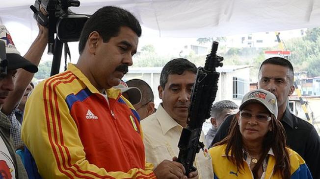 El presidente de Venezuela, Nicolás Maduro, en un operativo en el barrio 23 de Enero para promover el desarme en agosto de 2013. (Foto: Juan Barreto/AFP/Getty Images