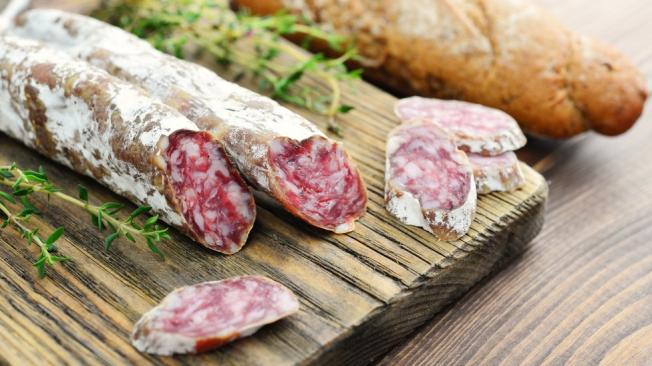 Algunos salamis y carnes curadas duras suelen tener cierto moho en la superficie que es seguro raspar antes de consumir.