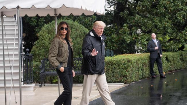 2.	En febrero de 2017, el presidente Trump soltó la mano  de su esposa, Melania Trump, tras darle unas palmadas mientras desfilaban por la pista del aeropuerto de Palm Beach para asistir a un acto benéfico. La opinión pública leyó esto como un gesto de descortesía hacia la primera dama.