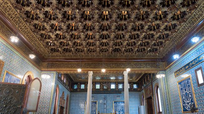 Interior de la mezquita del palacio del príncipe Mohamed Alí Tewfik, con techo de oro y madera.