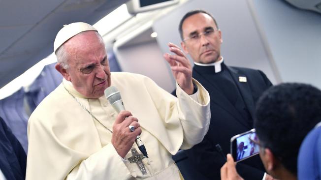 El papa Francisco hace una declaración a los periodistas a bordo del avión durante el vuelo de regreso a Italia tras su visita apostólica a Chile y Perú.