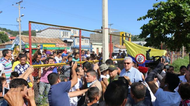 El alcalde de Cúcuta, César Rojas, escuchó los reclamos de los residentes de barrio Sevilla, quienes bloquearon vías.