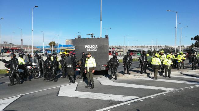 La Policía contiene a los manifestantes que van hacia el aeropuerto El Dorado.