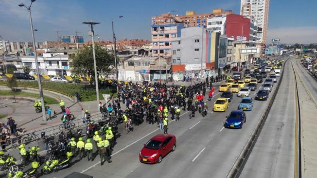 Una tanqueta del Esmad llegó al punto y los policías impiden que los motociclistas tomen hacia el oriente.