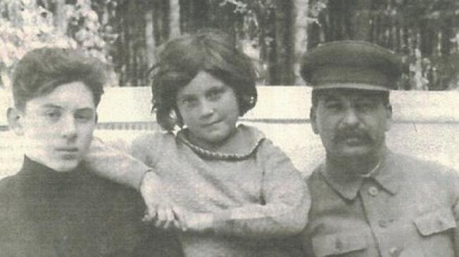 Svetlana no se llevaba bien con su hermano Vasili (izquierda) y a medida que fue creciendo, se alejó de su padre. (Foto: cortesía Chrese Evans)