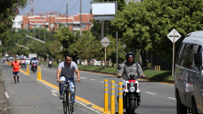 En la avenida Cañasgordas fueron adecuados bicicarriles a cada lado de la vía, con una longitud de 9,31 kilómetros. La obra se entregará oficialmente en pocas semanas.