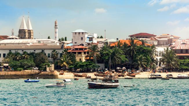 2-	A 25 kilómetros de la costa de Tanzania, en África; se encuentra Zanzíbar. Este conglomerado de islas, según Forbes, es uno de los destinos turísticos más económicos. Tomar una embarcación de Tanzania a Zanzíbar, puede costar 35 dólares, mientras que los alojamientos oscilan entre 40 y 50 dólares la noche.