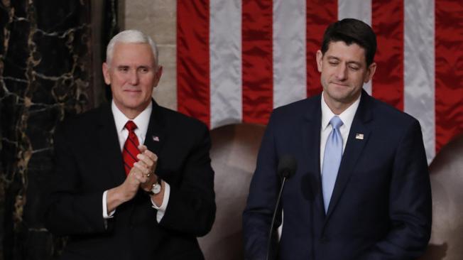 El presidente estadounidense Donald Trump (c) saluda a su llegada junto al vicepresidente Mike Pence (i) y al presidente de la Cámara de Representantes Paul Ryan.