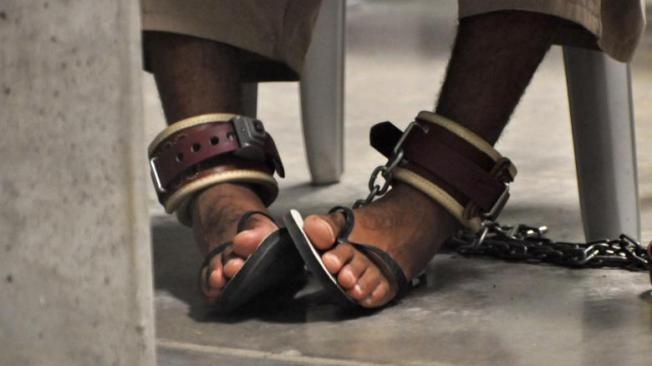9-	La seguridad para las diversas actividades dentro de la prisión es rigurosa. Los pies de los reos se encadenan, para evitar tanto fugas como altercados entre los miembros de Guantánamo, presos o guardias.