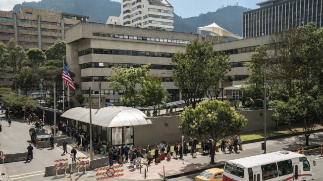 El antiguo edificio de la embajada de EE. UU. en Bogotá, donde ahora funciona el Ministerio de Ambiente, fue acondicionado otra vez como sede diplomática para la filmación de ‘Mile 22’. Como la trama transcurre en el Lejano Oriente, exhibe letreros en inglés, español y chino.