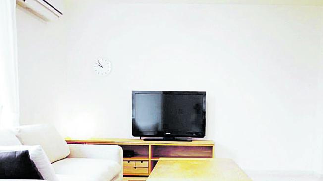 Las maderas naturales y claras destacan objetos por contraste, como el televisor.