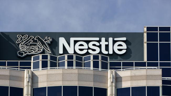 10. Valorizada en $19.4 mil millones de dólares y 83,4 de fuerza de marca esta la compañía sueca Suiza, Nestlé. La fuerza de marca consiste en la suma del valor de la empresa en términos de dinero, marcas registradas, patentes y la responsabilidad social.