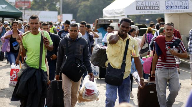 Un grupo de venezolanos atraviesa la frontera.