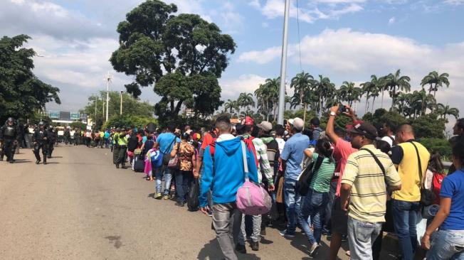 Venezolanos no han podido pasar a su país.