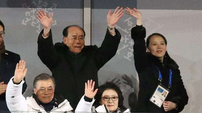La hermana del líder norcoreano Kim Jong-un, Kim Yo-jong,  el presidente honorífico de Corea del Norte, 
Kim Yong-nam, y el presidente surcoreano, Moon Jae-in, saludan al equipo unificado de las Coreas.