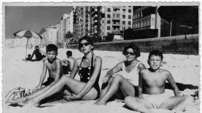 Clarice con sus dos hijos y una amiga en la playa de Leme. 1959.