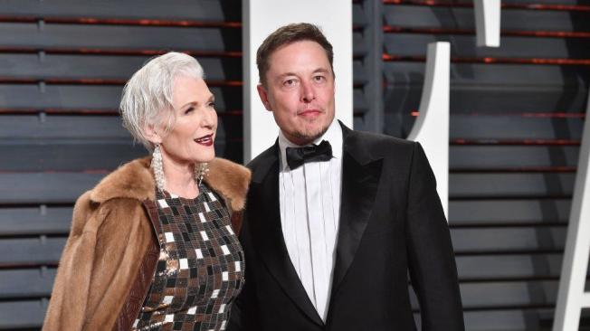 Maye Musk con su hijo, el multimillonario Elon Tusk, en una fiesta de los premios Oscar.