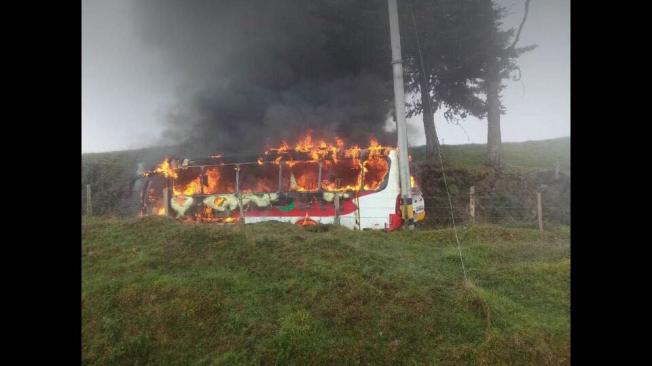 En una vía del municipio de Toledo, Norte antioqueño, también fue incinerado un bus.