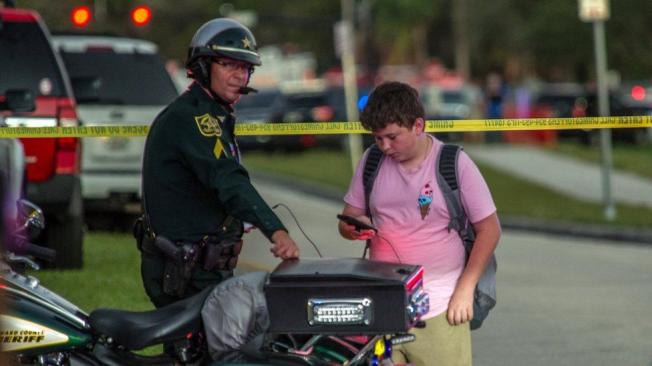 BBC Mundo: Agente de policía y alumno de la escuela Marjory Stoneman Douglas de Parkland, Florida