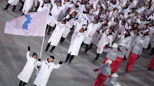Deportistas de Corea del Norte y del Sur desfilan conjuntamente durante la ceremonia de inauguración de los Juegos Olímpicos de Invierno 2018 en el estadio de Pyeongchang, en Corea del Sur.