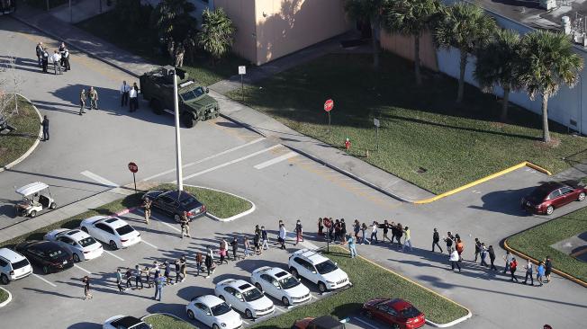 El miércoles, día de San Valentín, un exestudiante identificado como Nikolas Cruz entró a una escuela de Parkland, Florida, y asesinó al menos a 17 alumnos.