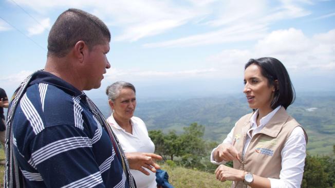 La abogada Sandra Patricia Niño, en un encuentro en zona rural de Bugalagrande.