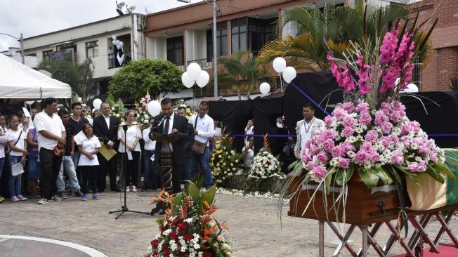 En la plaza principal de Quimbaya, se ofrecieron varios homenajes para despedir al exconcejal.