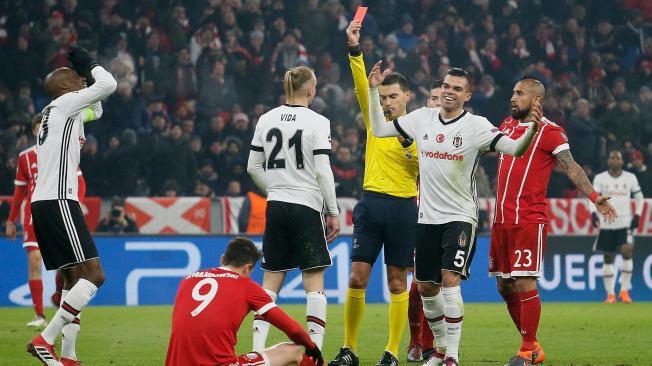 Acción de juego del partido entre Bayern Múnich y Besiktas.