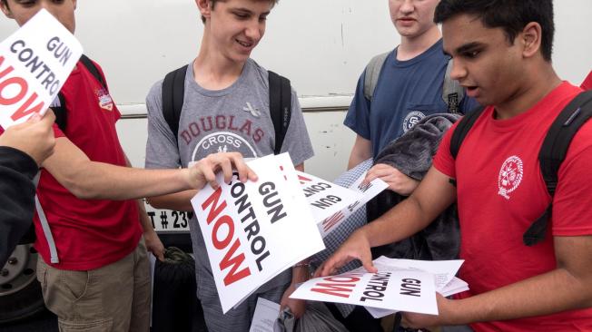 Cerca de cien estudiantes repartieron carteles con mensajes como "Exigimos control de armas".