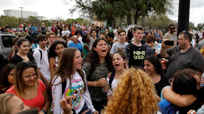 Estudiantes gritan consignas durante una protesta para mostrar su apoyo a Marjory Stoneman Douglas High School.