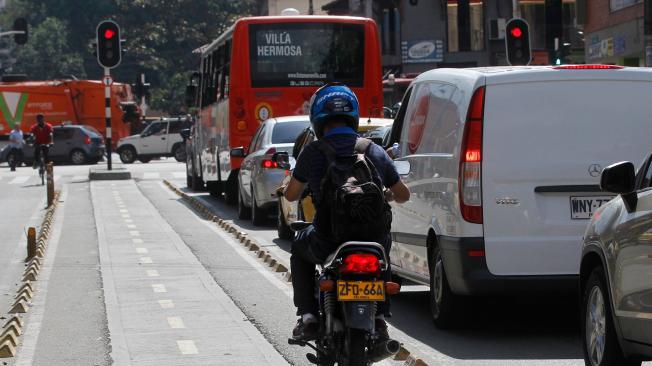 Invasiones a la ciclorruta, en El Chagualo, ponen en riesgo a ciclistas.