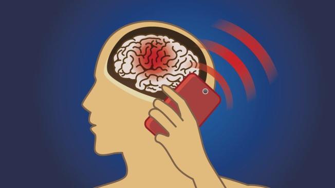 Alejar el celular cerca de la cabeza podría prevenir efectos dañinos.