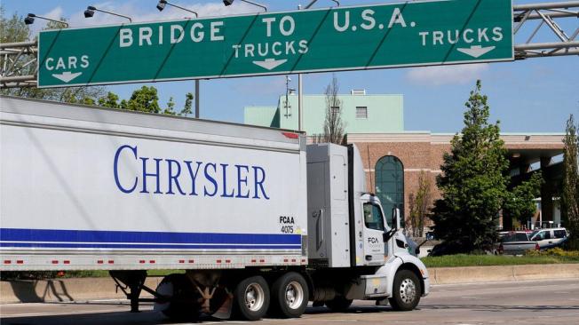 Grandes empresas automotrices como Chrysler tienen sus plantas en Detroit, justo al lado de Windsor.