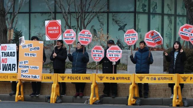 Kim Yong Chol no es el único que no es bienvenido. Varias personas se han manifestado en Seúl contra de la llegada de Ivanka Trump a la clausura de los Juegos Olímpicos de Invierno en Pieonchang.