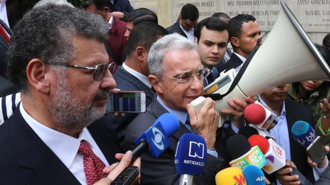 Megáfono en mano, el expresidente Uribe acudió a la Corte para interponer un recurso de reposición en el caso.