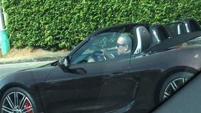 Esta fue la foto que se publicó en donde se ve al exgobernador Hugo Aguilar en un Porsche. Crédito foto: Semana.